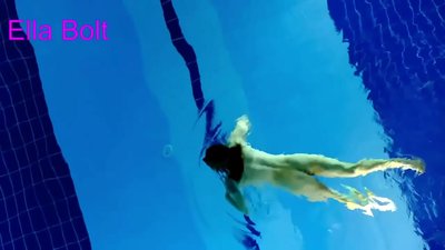 ELLA BOLT амралтын газрын усан санд нүцгэн сэлэхэд шаргал үст залуу баригджээ.