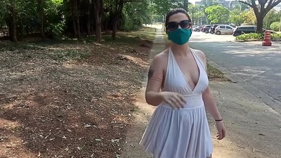 Олон нийтийн нүцгэн байдал: Оросоос ирсэн охин Рио-де-Жанейрогийн гудамжинд хувцсаа тайлахыг оролдов. Тэр бараг баригдсан.