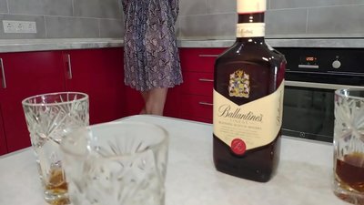 Найзынхаа согтуу эхнэртэй секс хийх. Би түүнийг жирэмслэхгүй байх гэж найдаж байна.