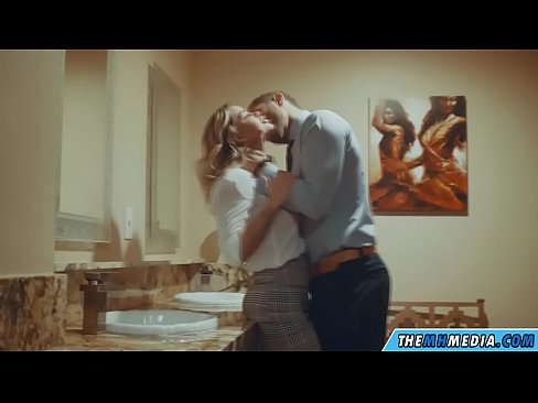 ❤️ Том биетэй шаргал үст таныг нийтийн бие засах газар уруу татах үед ❤️ Оросын порно порно дээр mn.com-porn-mz.ru ☑